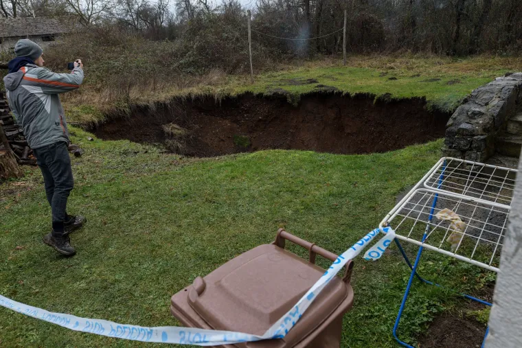 Mje&scaron;tani Mečenčana u strahu zbog rupa koje se otvaraju pokraj kuća