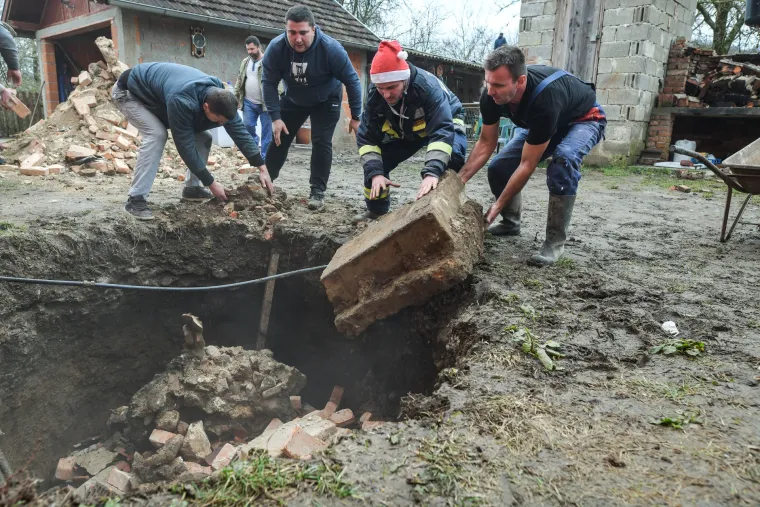 Mje&scaron;tani Mečenčana u strahu zbog rupa koje se otvaraju pokraj kuća