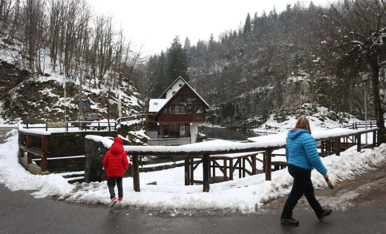 Snježni pokrivač zabijelio je Gorski kotar, skija&scaron;i okupirali Platak