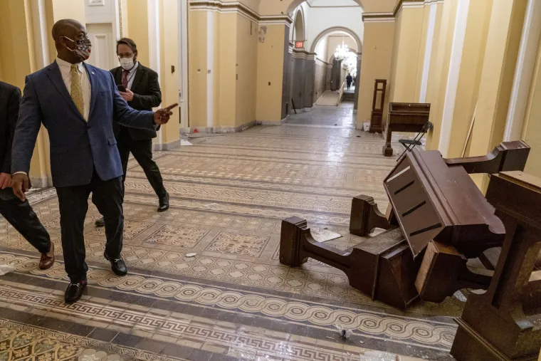 Policajci i zastupnici čiste Kongres nakon nasilng napada Trumpovih prista&scaron;a
