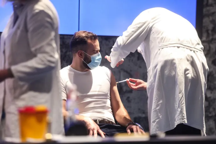 I Josip Aladrović, ministar rada, mirovinskoga sustava, obitelji i socijalne politike, javno se cijepio protiv koronavirusa u Nacionalnoj i sveučili&scaron;noj knjižnici. Photo: Marin Tironi/PIXSELL