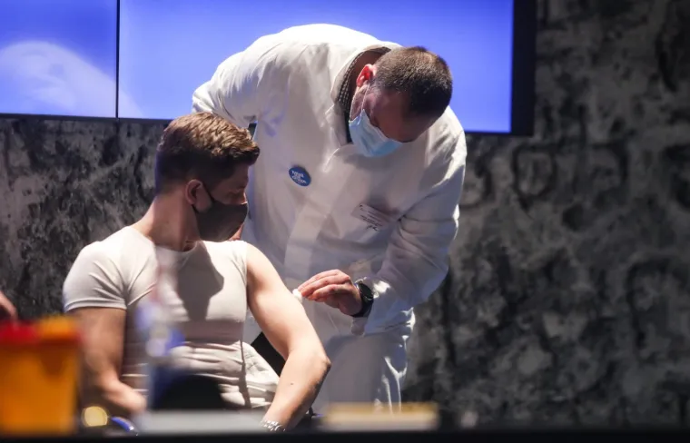 Dio Vlade danas se u Nacionalnoj i sveučili&scaron;noj knjižnici cijepio protiv koronavirusa. Jedan od onih koji su zasukali rukave bio je i ministar financija Zdravko Marić koji je ujedno pokazao i najdefiniranije bicepse u ekipi. Photo: Marin Tironi/PIXSELL