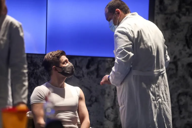 Dio Vlade danas se u Nacionalnoj i sveučili&scaron;noj knjižnici cijepio protiv koronavirusa. Jedan od onih koji su zasukali rukave bio je i ministar financija Zdravko Marić koji je ujedno pokazao i najdefiniranije bicepse u ekipi. Photo: Marin Tironi/PIXSELL