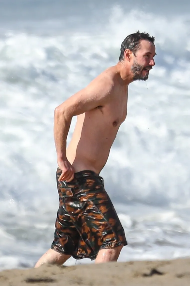 Glumac Keanu Reeves (56) uhvaćen je dok se odmarao od glumačkih obaveza na jednoj plaži u Malibuu. Njegovi vjerni fanovi moći će ga ponovo gledati kao Nea u blockbusteru "The Matrix 4". Foto: Profimedia