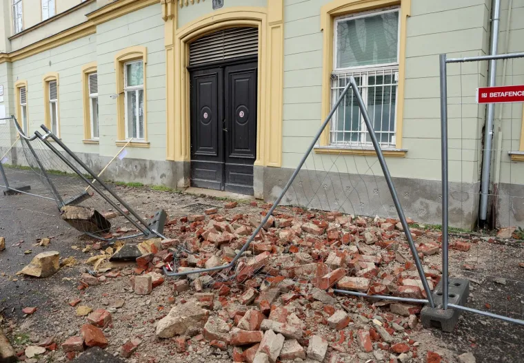 Iako šteta od potresa koji je pogodio Zagreb 22. ožujka još nije sanirana, nakon potresa koji su pogodili Sisačko-moslavačku županiju, ona je u metropoli još i izraženija. Foto: Marko Prpić/PIXSELL