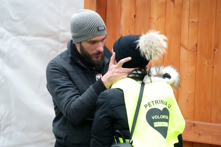 Fotografije koje govore tisuću riječi: Suze volonterke iz Petrinje slomit će vam srce