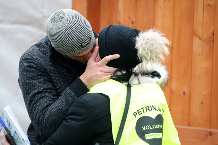 Fotografije koje govore tisuću riječi: Suze volonterke iz Petrinje slomit će vam srce
