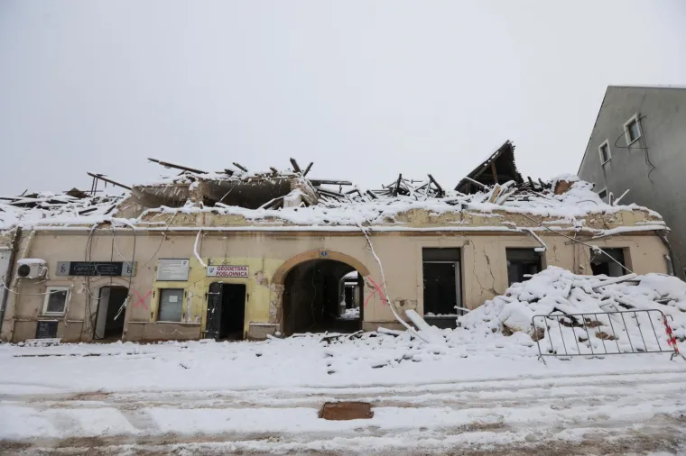 Da ti srce pukne! Razru&scaron;ena Petrinja prekrivena snijegom jo&scaron; je sablasnija, tlo i dalje podrhtava