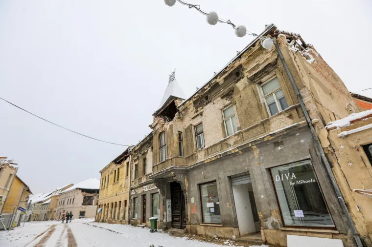 Da ti srce pukne! Razru&scaron;ena Petrinja prekrivena snijegom jo&scaron; je sablasnija, tlo i dalje podrhtava
