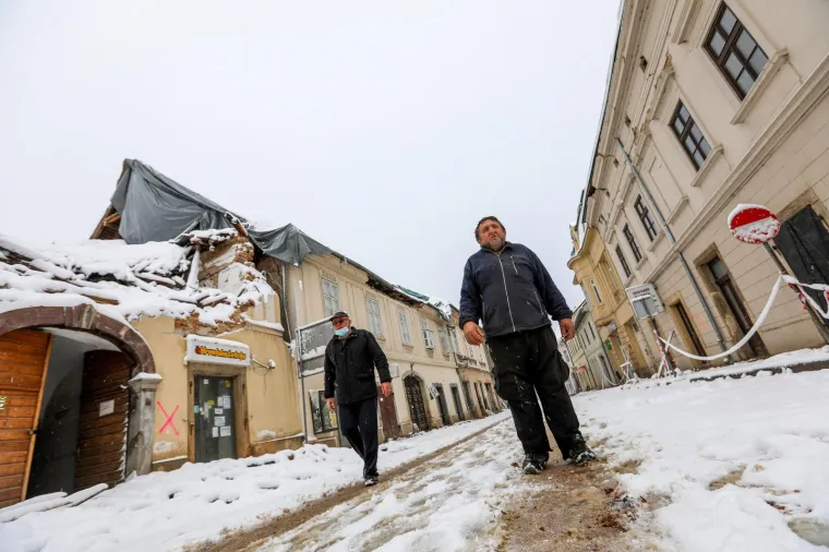 Da ti srce pukne! Razru&scaron;ena Petrinja prekrivena snijegom jo&scaron; je sablasnija, tlo i dalje podrhtava