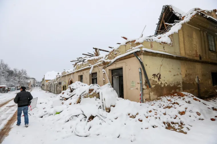 Da ti srce pukne! Razru&scaron;ena Petrinja prekrivena snijegom jo&scaron; je sablasnija, tlo i dalje podrhtava
