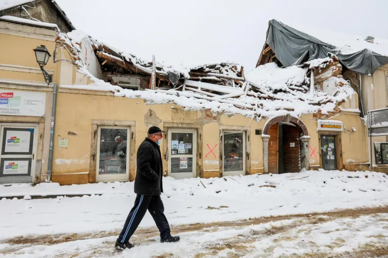 Da ti srce pukne! Razru&scaron;ena Petrinja prekrivena snijegom jo&scaron; je sablasnija, tlo i dalje podrhtava