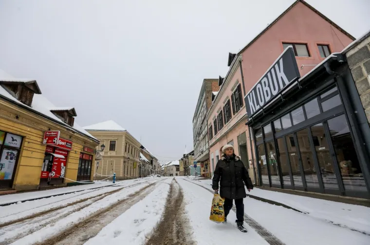 Da ti srce pukne! Razru&scaron;ena Petrinja prekrivena snijegom jo&scaron; je sablasnija, tlo i dalje podrhtava