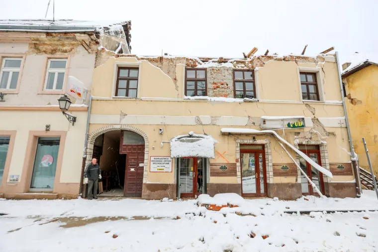 Da ti srce pukne! Razru&scaron;ena Petrinja prekrivena snijegom jo&scaron; je sablasnija, tlo i dalje podrhtava