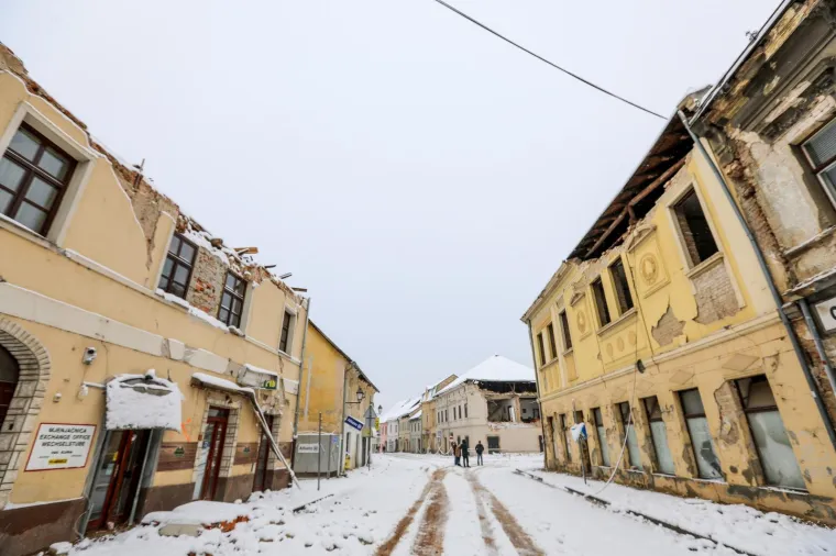 Da ti srce pukne! Razru&scaron;ena Petrinja prekrivena snijegom jo&scaron; je sablasnija, tlo i dalje podrhtava