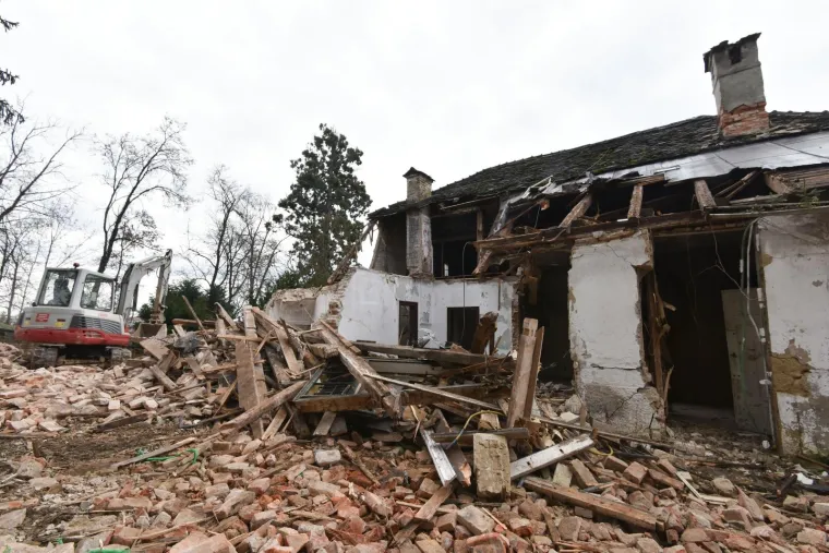 Ru&scaron;i se kuća Mlinarich, jedna od najstarijih kuća u Zagrebu