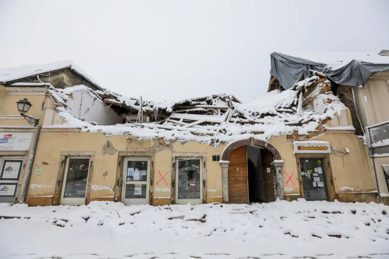 Potresom razru&scaron;eni centar Petrinje pod snijegom.