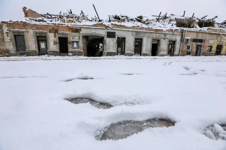 [FOTO] OVO SU PRIZORI KATASTROFE KOJI STEŽU SRCE: Snijeg prekrio potresom razru&scaron;en centar Petrinje