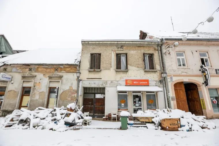 [FOTO] OVO SU PRIZORI KATASTROFE KOJI STEŽU SRCE: Snijeg prekrio potresom razru&scaron;en centar Petrinje