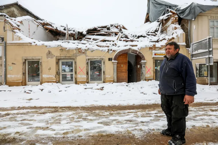 [FOTO] OVO SU PRIZORI KATASTROFE KOJI STEŽU SRCE: Snijeg prekrio potresom razru&scaron;en centar Petrinje
