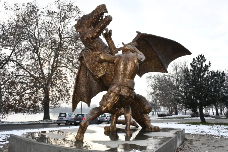 "Vitez Relja u borbi sa zmajem" u Slavonskom Brodu čeka svoje svečano otkrivanje
