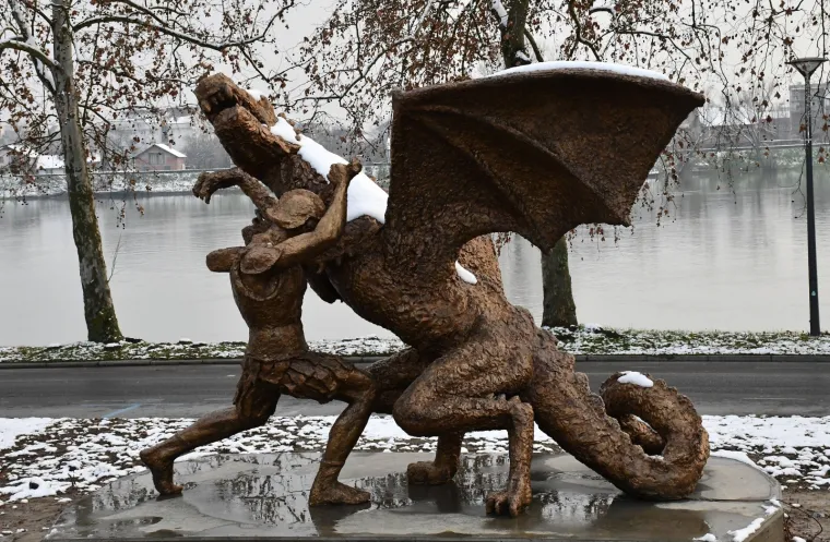"Vitez Relja u borbi sa zmajem" u Slavonskom Brodu čeka svoje svečano otkrivanje