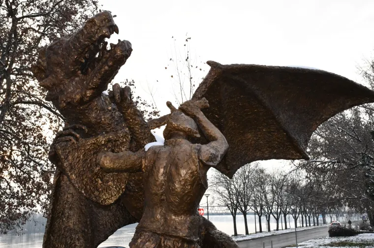 "Vitez Relja u borbi sa zmajem" u Slavonskom Brodu čeka svoje svečano otkrivanje