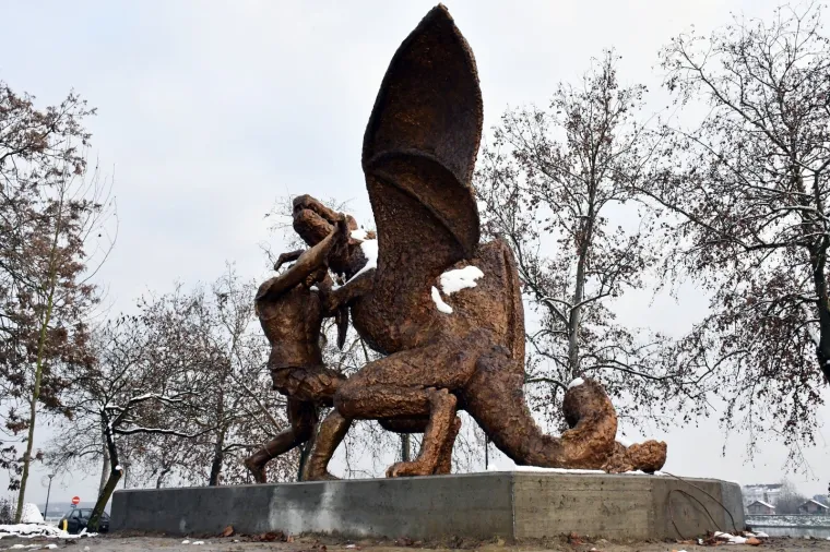 "Vitez Relja u borbi sa zmajem" u Slavonskom Brodu čeka svoje svečano otkrivanje