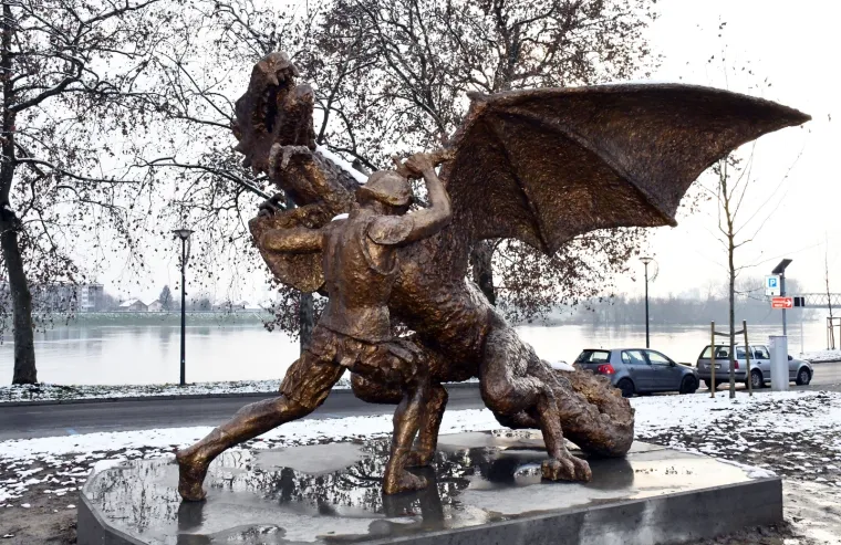 "Vitez Relja u borbi sa zmajem" u Slavonskom Brodu čeka svoje svečano otkrivanje