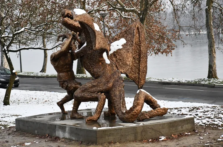 "Vitez Relja u borbi sa zmajem" u Slavonskom Brodu čeka svoje svečano otkrivanje