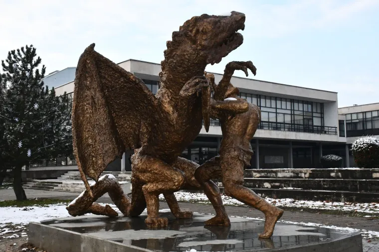 "Vitez Relja u borbi sa zmajem" u Slavonskom Brodu čeka svoje svečano otkrivanje