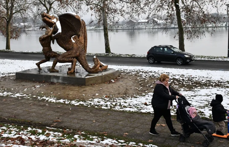"Vitez Relja u borbi sa zmajem" u Slavonskom Brodu čeka svoje svečano otkrivanje