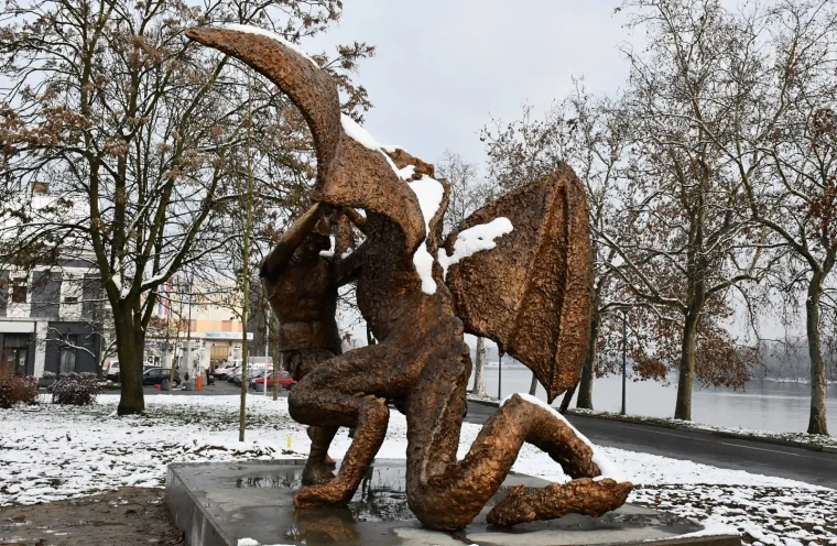 "Vitez Relja u borbi sa zmajem" u Slavonskom Brodu čeka svoje svečano otkrivanje