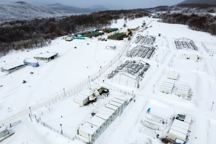 Fotografije iz zraka kampa Lipa u Bihaću u kojemu je smje&scaron;teno oko 900 migranata