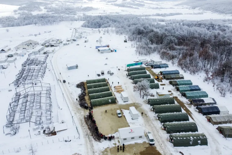 Fotografije iz zraka kampa Lipa u Bihaću u kojemu je smje&scaron;teno oko 900 migranata