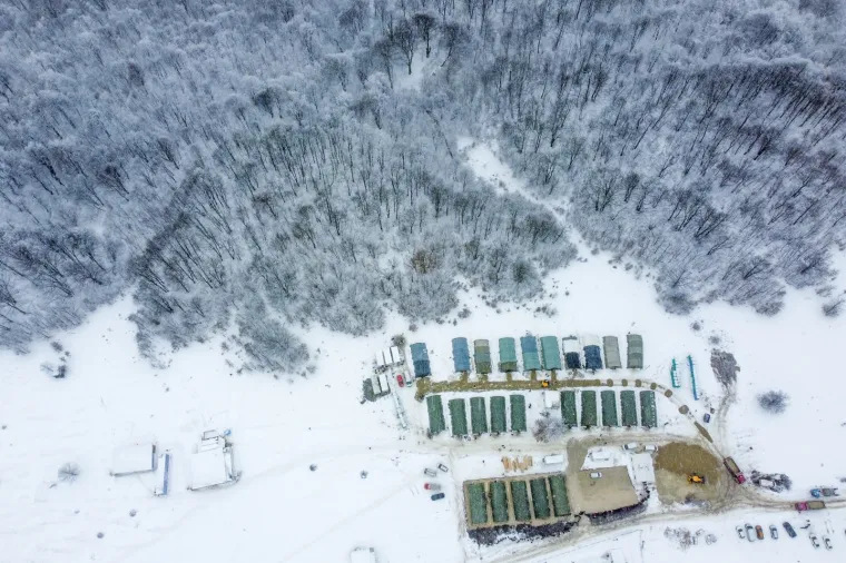 Fotografije iz zraka kampa Lipa u Bihaću u kojemu je smje&scaron;teno oko 900 migranata