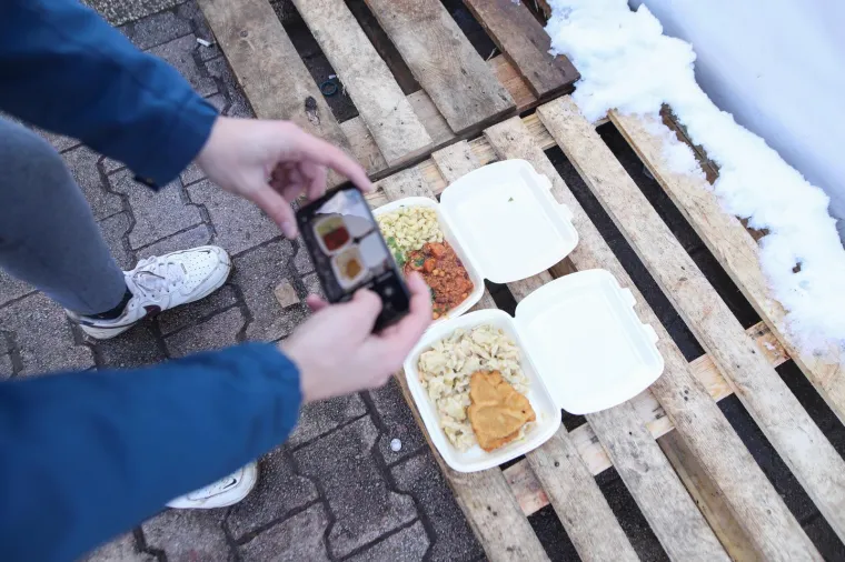 Iako je ova usporedba hrane samo vizualna, svi oni koji nesebično daju svoje vrijeme i trud kako bi pomogli ugroženom stanovništvu, mogu steći svoj dojam o obje kuhinje, jedino ako probaju današnju ponudu, jer od sutra sve prelazi u ruke Pletera. Foto: Željko Lukunić/PIXSELL