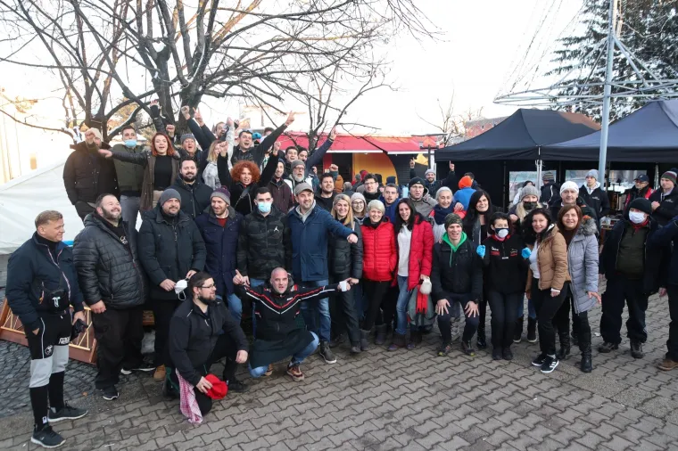 Grupna fotografija kuhara volontera uoči odlaska iz Petrinje