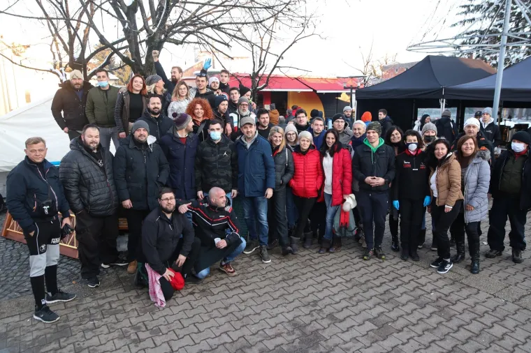 Grupna fotografija kuhara volontera uoči odlaska iz Petrinje