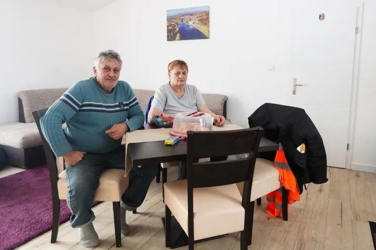 Ovo je kuća koju su Triljani i prijatelji izgradili za obitelj Suknaić u Majskim Poljanama