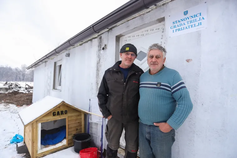 Ovo je kuća koju su Triljani i prijatelji izgradili za obitelj Suknaić u Majskim Poljanama