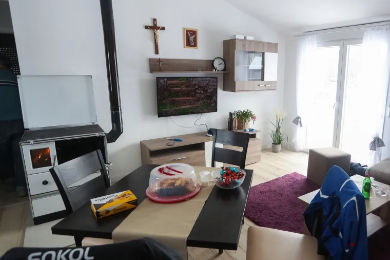 Ovo je kuća koju su Triljani i prijatelji izgradili za obitelj Suknaić u Majskim Poljanama