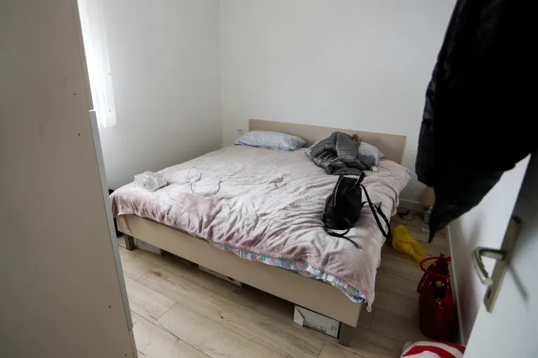 Ovo je kuća koju su Triljani i prijatelji izgradili za obitelj Suknaić u Majskim Poljanama