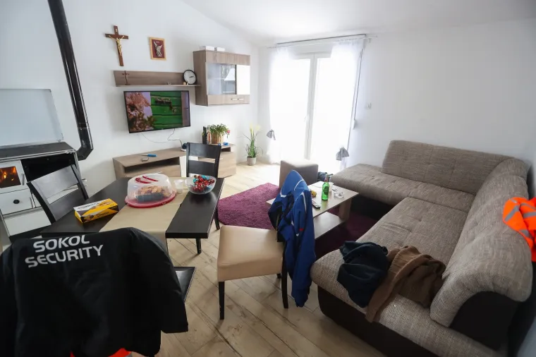 Ovo je kuća koju su Triljani i prijatelji izgradili za obitelj Suknaić u Majskim Poljanama