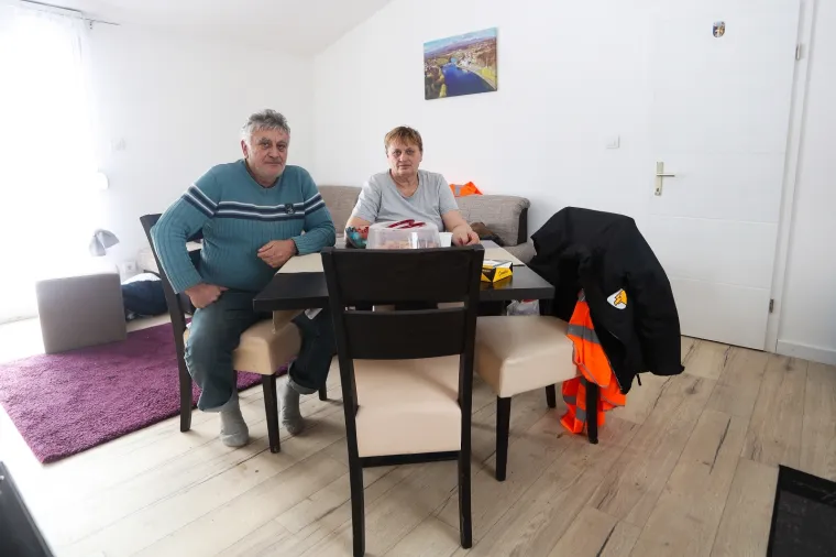 Ovo je kuća koju su Triljani i prijatelji izgradili za obitelj Suknaić u Majskim Poljanama