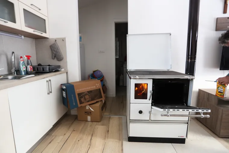 Ovo je kuća koju su Triljani i prijatelji izgradili za obitelj Suknaić u Majskim Poljanama