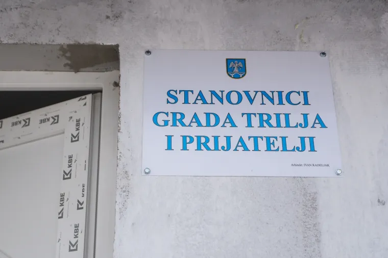 Ovo je kuća koju su Triljani i prijatelji izgradili za obitelj Suknaić u Majskim Poljanama