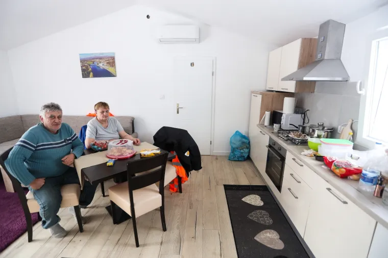 Ovo je kuća koju su Triljani i prijatelji izgradili za obitelj Suknaić u Majskim Poljanama