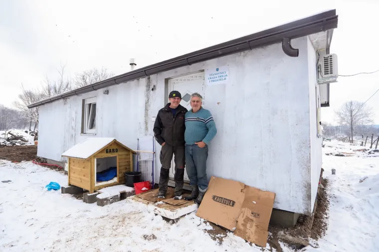 Ovo je kuća koju su Triljani i prijatelji izgradili za obitelj Suknaić u Majskim Poljanama