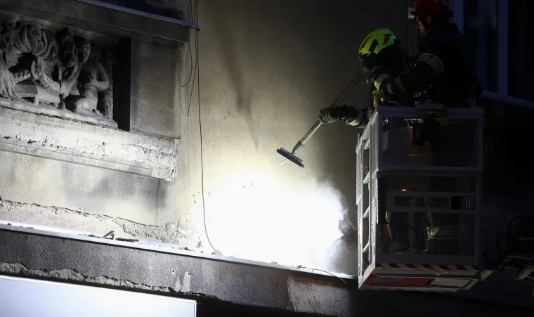 [FOTO] U SREDI&Scaron;TU ZAGREBA VATROGASCI SKINULI DIO ZIDA SA ZGRADE: Prijetila je opasnost da padne na ulicu